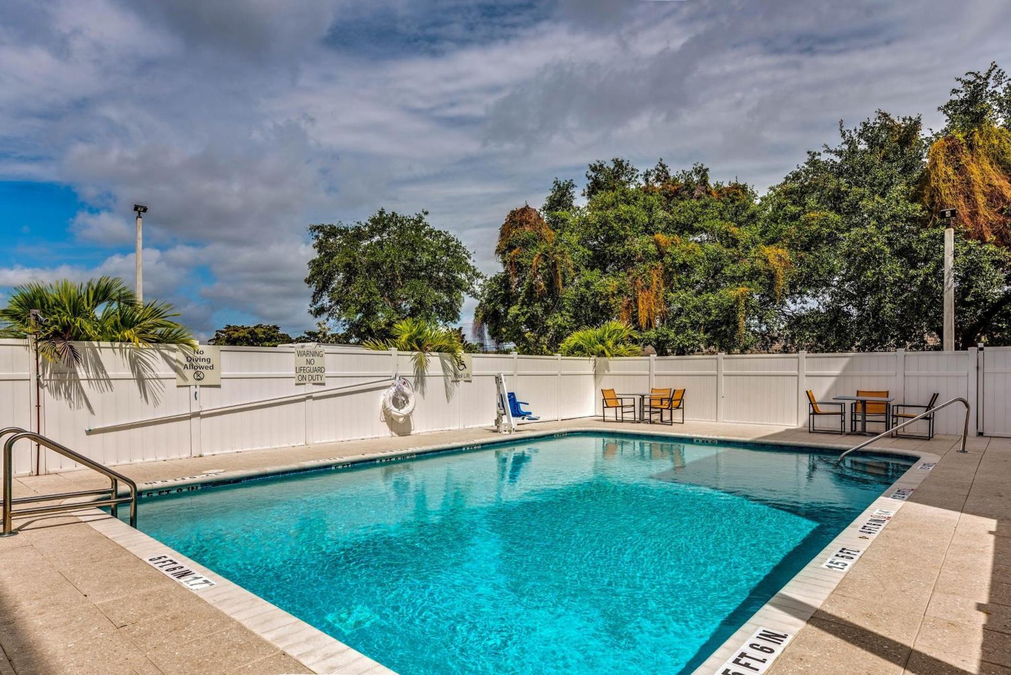 Holiday Inn Express & Suites Boynton Beach West By Ihg Exterior photo