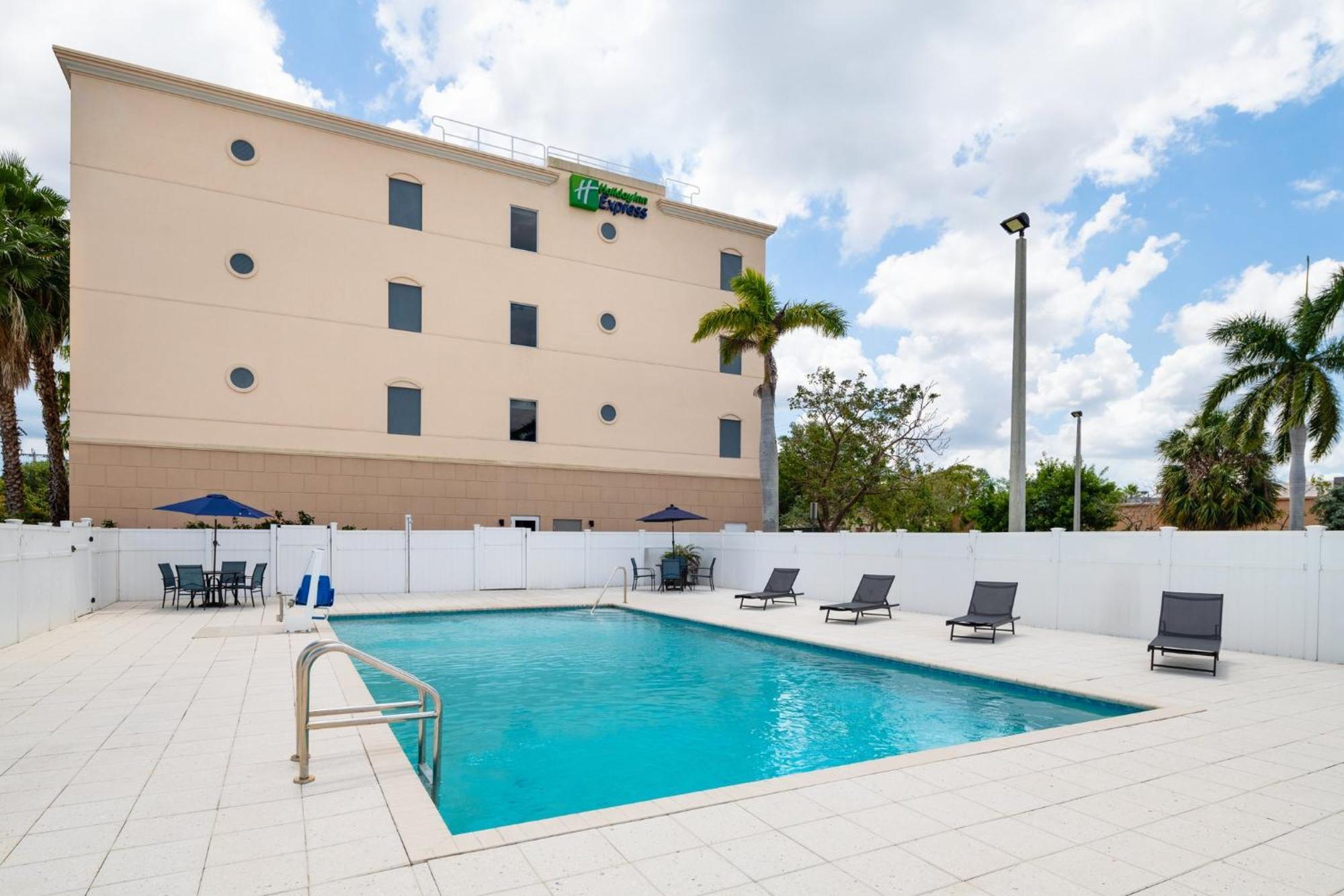 Holiday Inn Express & Suites Boynton Beach West By Ihg Exterior photo