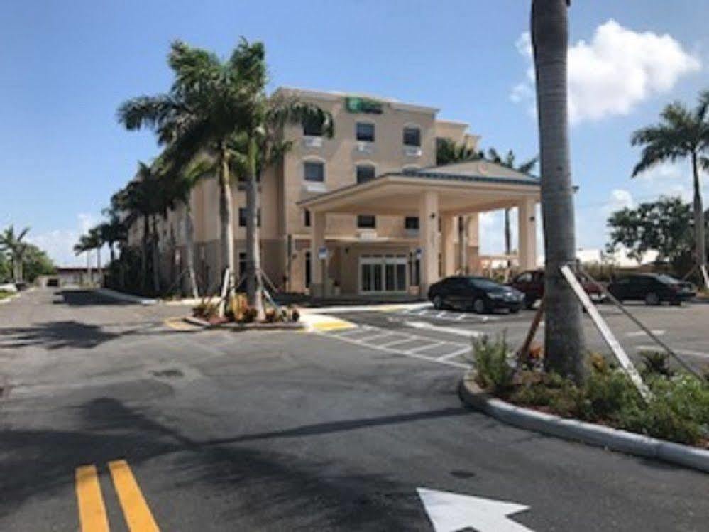 Holiday Inn Express & Suites Boynton Beach East, An Ihg Hotel Exterior photo